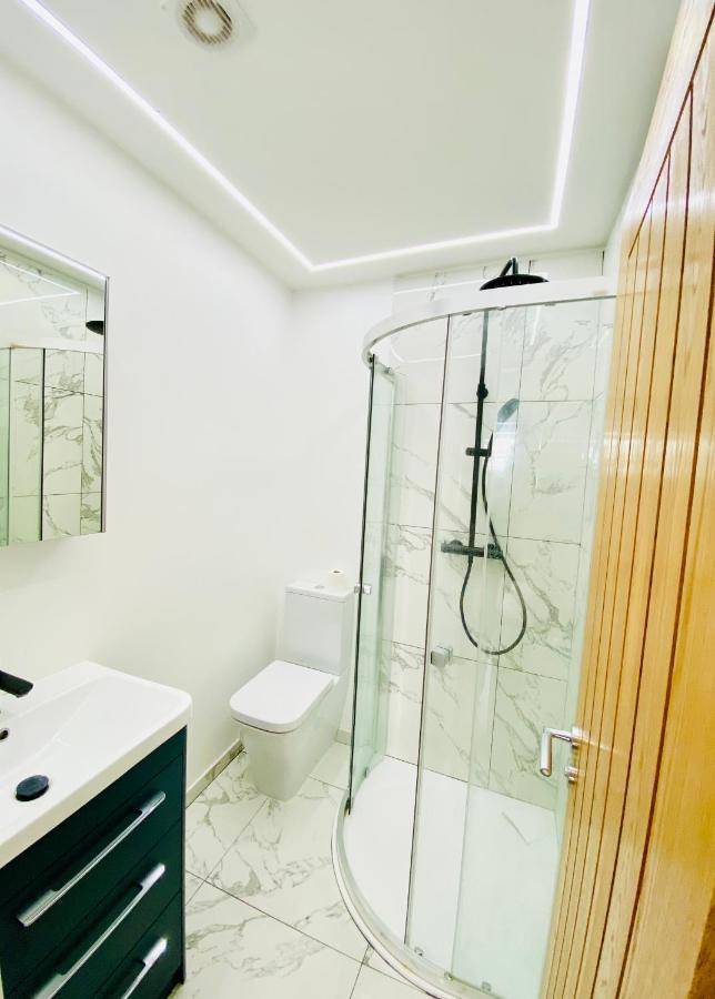 New Studio Flat Overlooking City Centre Kingston upon Thames  Exterior foto